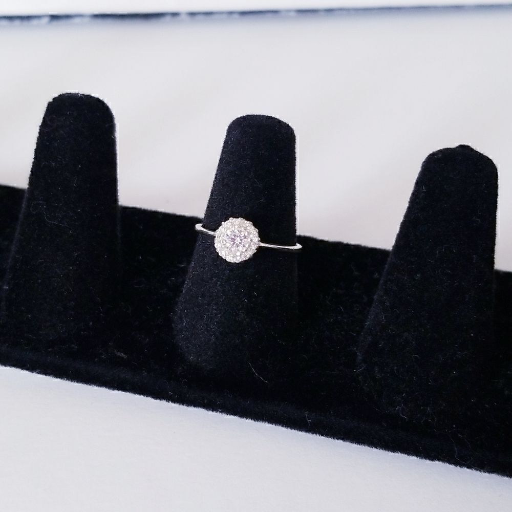 Silver round diamond ring - Picture 3 of 8